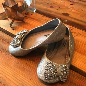Christmas pics ready! Silver flats w beaded bows